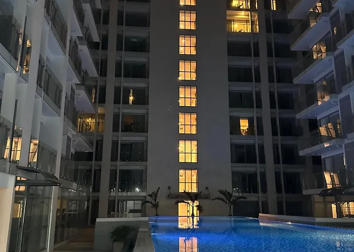 アパート Spacious Elegant Near Of Dreams, Airport, Moa, Okada, Ayala Malls, And Solaire Casino With Free 5 Pool Access *